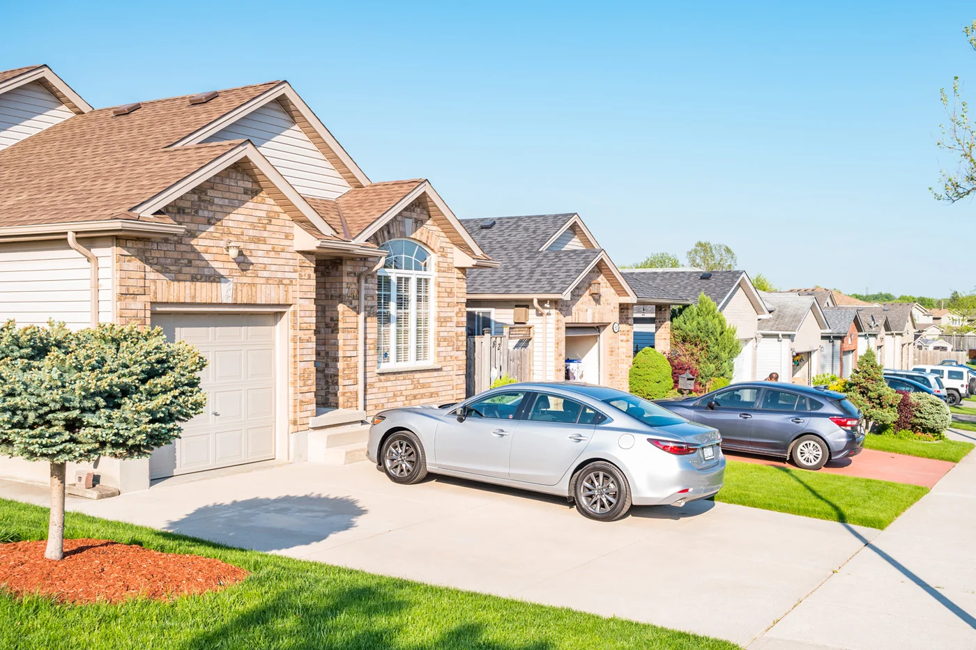 Detached homes in a sunny Ontario neighbourhood